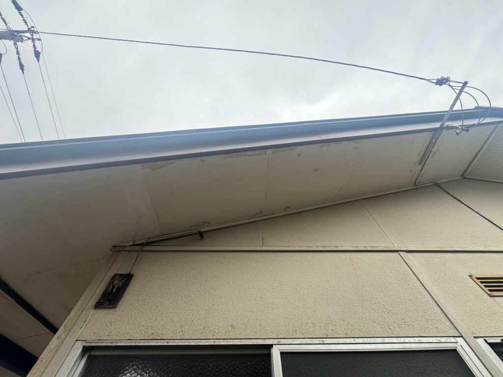 【軒天の塗装剥離】<br />
屋根の裏側に当たる軒天では、塗装が剥がれている状態でした。<br />
軒天は湿気などの影響を受けることがあり、塗膜の剥離が進むと下地の保護機能が低下する可能性があります。今回は外壁と併せて塗装を行い、傷んだ部分の改善を図りました。